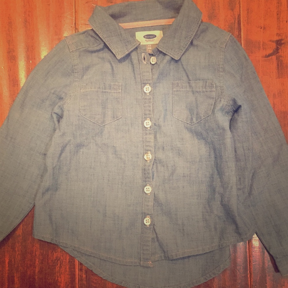 Excellent condition chambray style top. Old Navy.